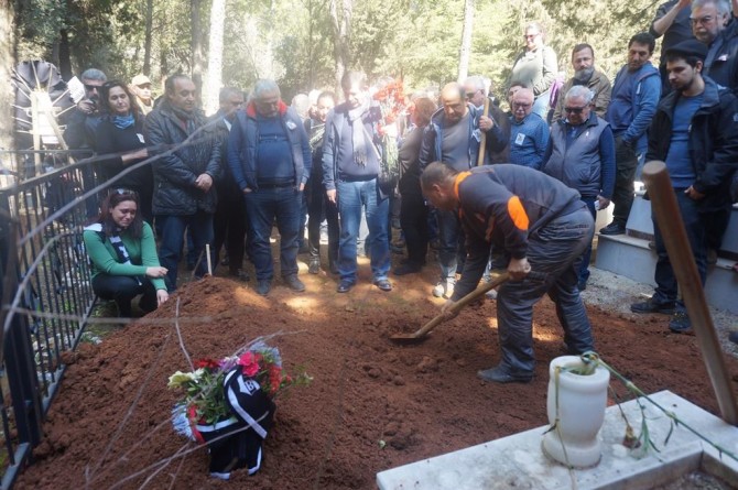 Teoman Uluğ,gözyaşları ve sevgi seli eşliğinde uğurlandı