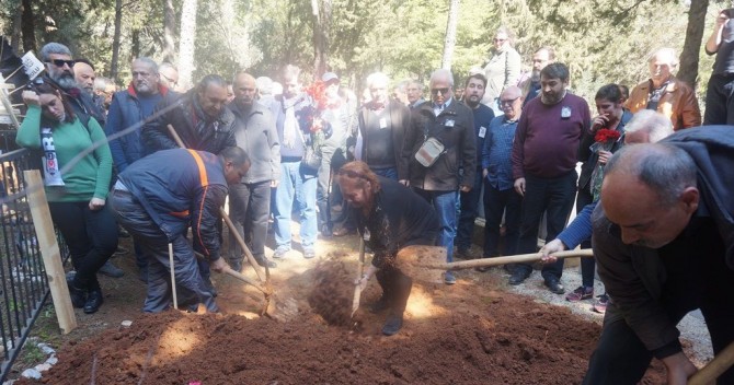 Teoman Uluğ,gözyaşları ve sevgi seli eşliğinde uğurlandı