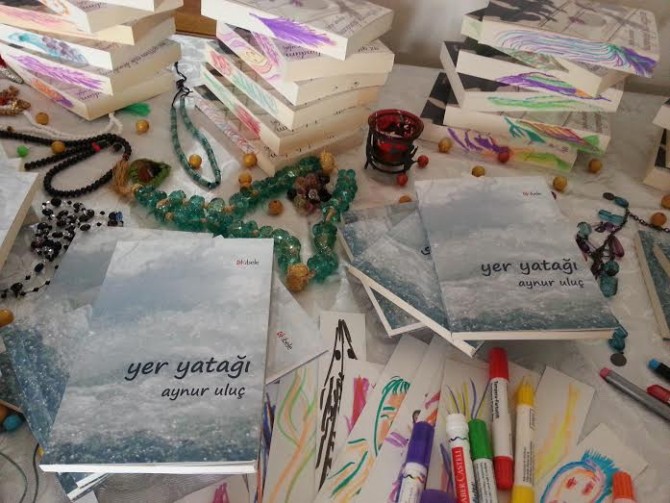 Yazar Aynur Uluç, kitaplarını evlerde imzalıyor…
