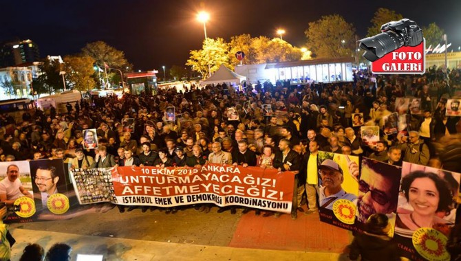 10 ekim katlimı her yerde protesto edildi...Kadıköy meydanında katliama protesto...