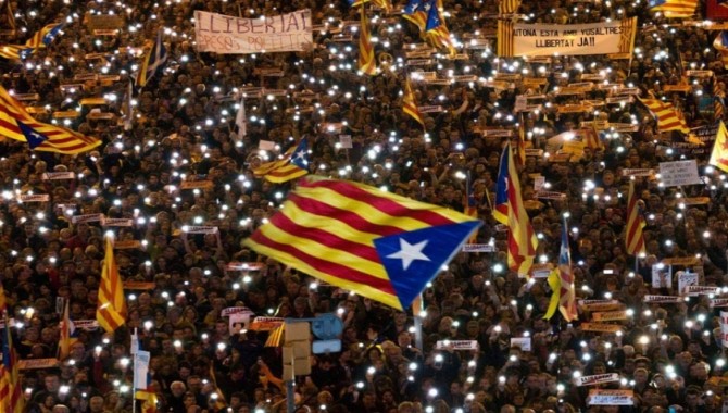 350 bin kişi Katalonya’nın siyasi tutuklularına özgürlük istedi