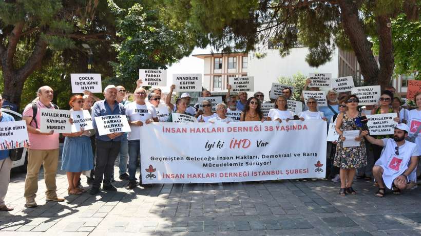 38 yılında İHD Sultanahmet’ten seslendi: Karanlığa karşı mücadeleye devam ediyoruz.