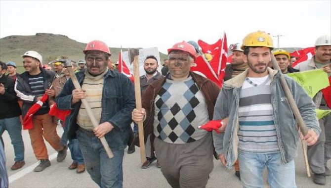 Amasya’da maden işçileri yol kapattı