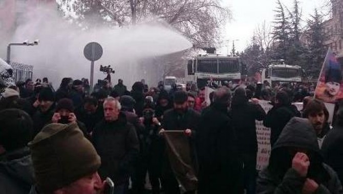 Anayasa değişikliğini protesto etmek için TBMM yakınına gelen gruplara müdahale