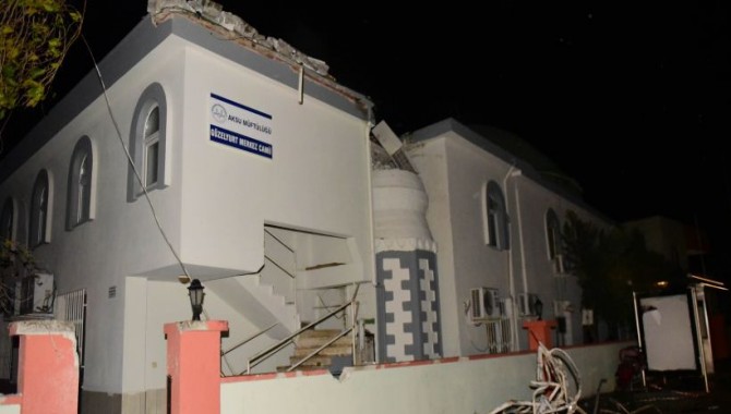 Antalya'da hortum çatıyı uçurdu: 16 öğrenci yaralandı