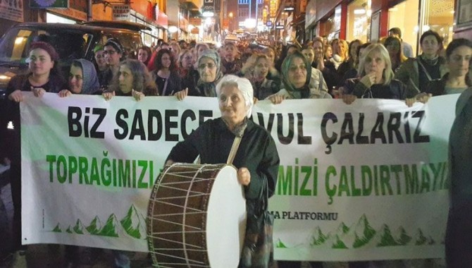 Artvinli kadınlardan davullu düdüklü protesto