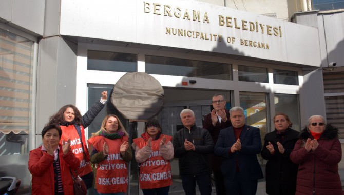 Bergama belediyesi’nde işten çıkarılan üç kadın işçi eyleme başladı