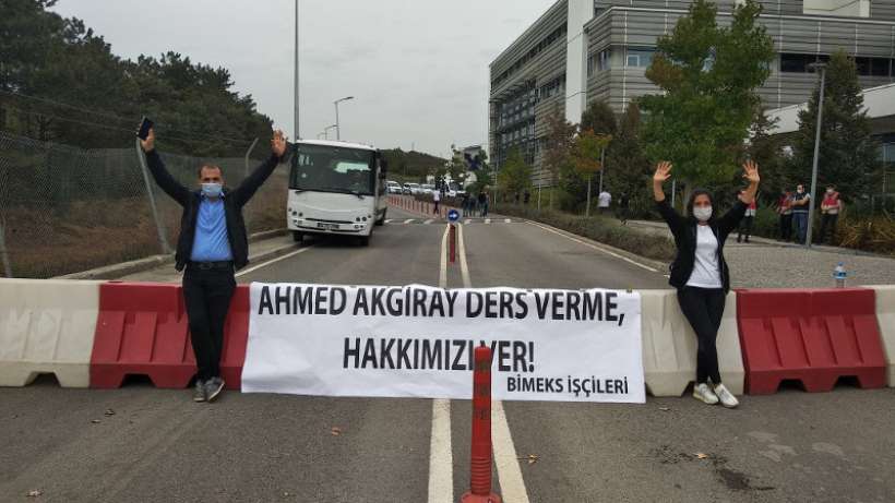BİMEKS işçileri Özyeğin Üniversitesi önünde oturma eylemi yaptı