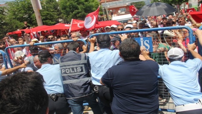 Bolu İl Milli eğitim müdürüne protestoya polis müdahalesi