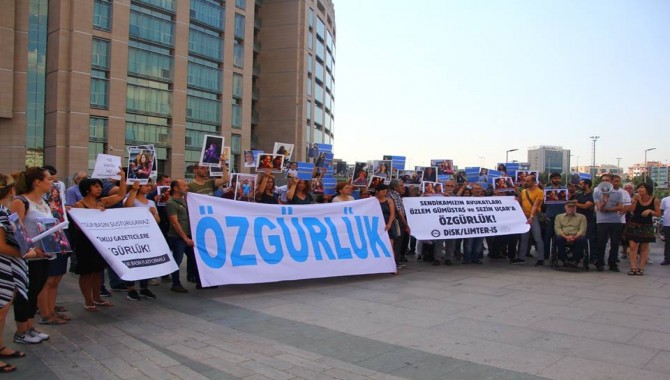 Bugün davası görülen 33 gazeteci, avukat için adliye önünde açıklama