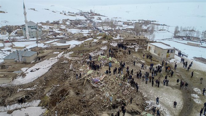 Deprem İran’da yıkım Van'da