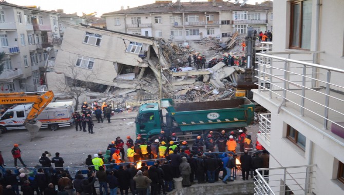 Depremde 39 kişi yaşamını yitirirken 1607 kişi de yaralandı