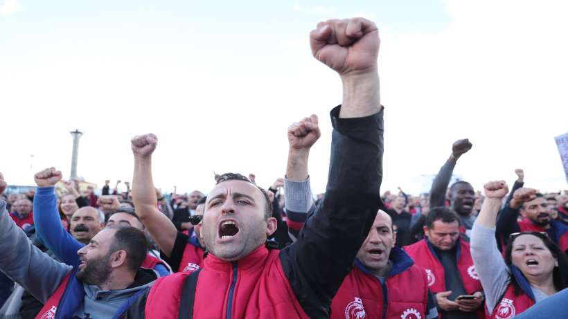 DİSK İzmirde sokağa indi: Asgari ücret yılda 4 kez güncellenmeli
