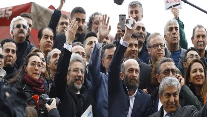 Dündar ve Gül'ün yargılandığı 'MİT TIR'ları' davası ertelendi