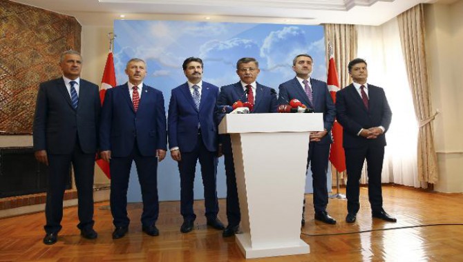 Eski Başbakan Davutoğlu ekibiyle birlikte AKP'den istifa etti