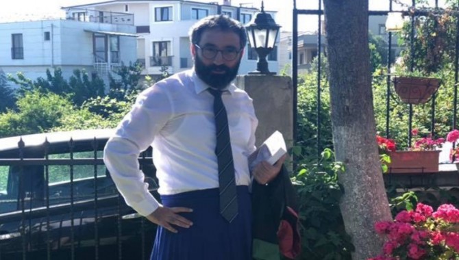 Eteği kısa diye kadın meslekdaşına yapılan muameleyi protesto eden avukata destek yağıyor