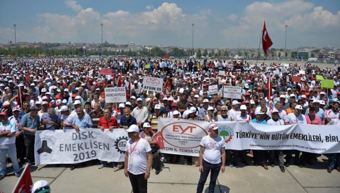 EYT’liler Yenikapı’da miting düzenledi