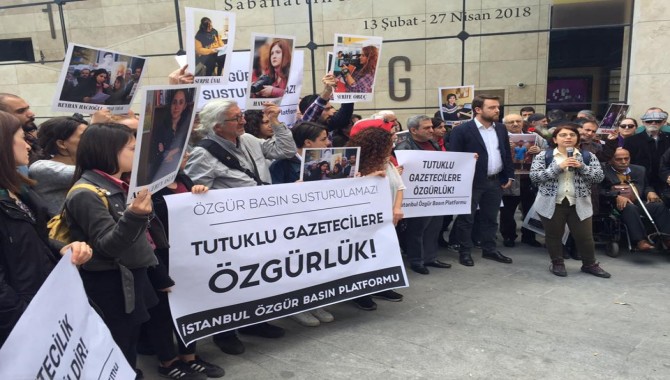 Gazeteciler meydandan seslendi:Gazetecilik suç değildir! Tutuklu gazeteciler derhal serbest bırakılsın!"
