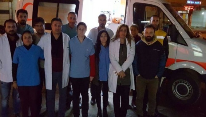 Gönüllü sağlıkçılar yaralılar için Cizre yolunda