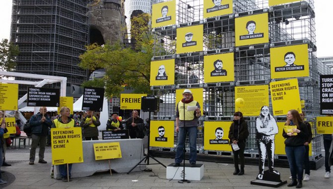 Hak savunucuları için Almanya’da eylemler: ‘Suçlamalar haksız, serbest bırakın’