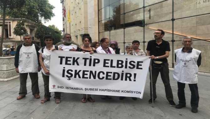 Hak savunucuları tek tip elbiseye karşı açıklama yaptı