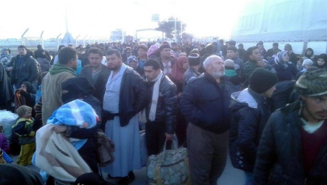 Halep'ten kaçan binlerce Suriyeli, Kilis Sınır Kapısında