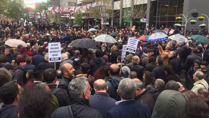 Halk her tarafta referandumun iptali için yine sokaktaydı