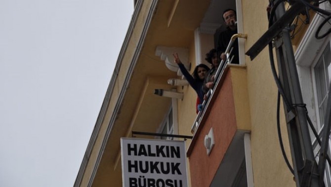 Halkın Hukuk Bürosu'na polis baskını!