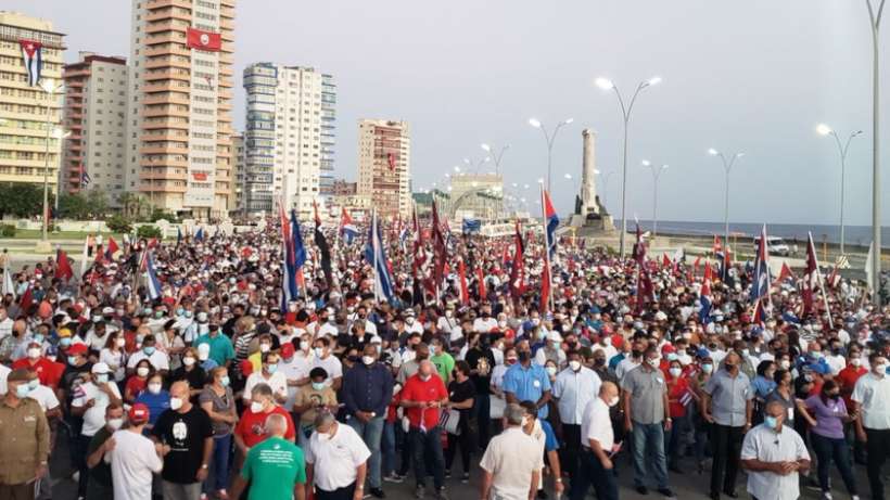 Havanada 100 bin kişi ABDye meydan okudu: Sokaklar devrimcilerindir