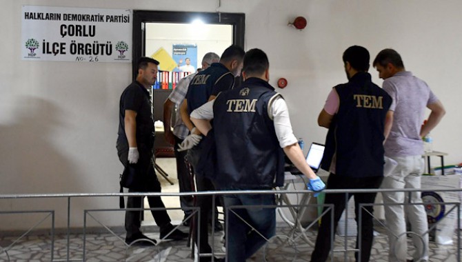HDP Çorlu ilçe binasına baskın: Gözaltılar var!