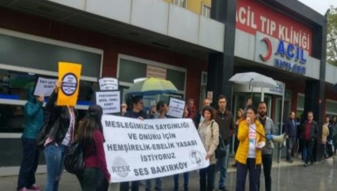 Hemşireler ve Ebeler Günü'nde hastane önünde eylemdeydiler