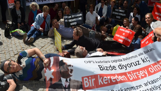 İlginç eylem: CHP Konak halkın önüne yattı!