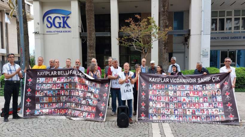 İHD İzmir Şubesi Gözaltında kayıpların akıbeti için Konakta eylem yaptı
