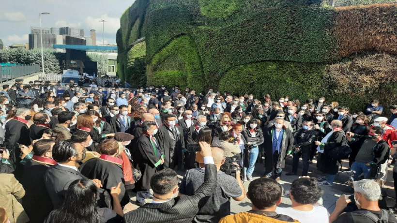 İstanbulda avukatlar genel kurulun iptal edilmesini protesto etti