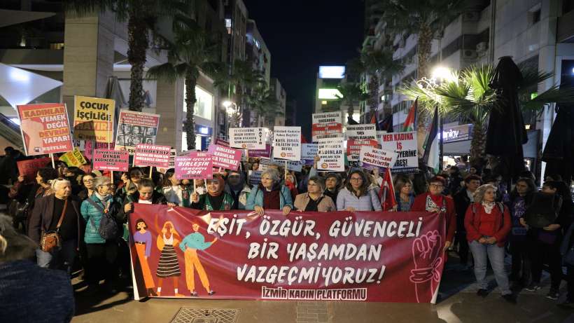 İzmir’de binlerce kadın şiddete karşı sokakları doldurdu