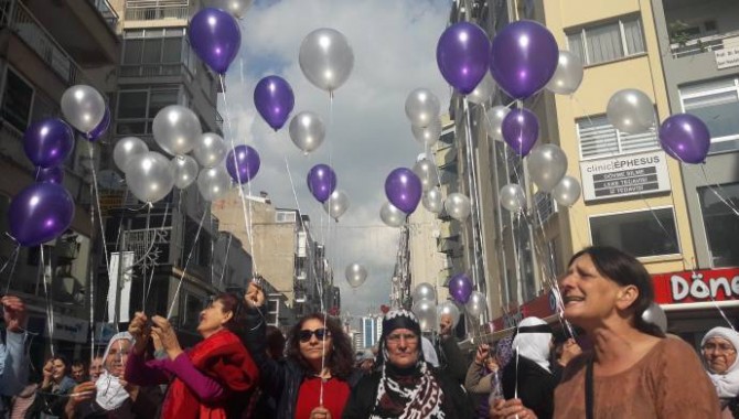 İzmir’de Leyla Güven ve tüm mahpus kadınlar için balonlu eylem