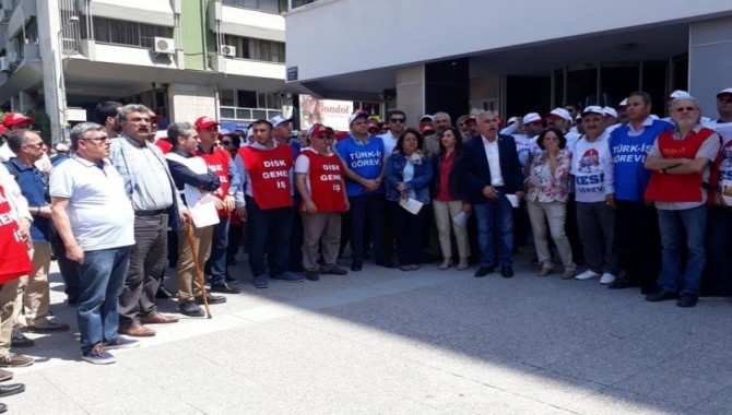 İzmir’de tertip komitesi 1 Mayıs’a çağrı bildirileri dağıttı