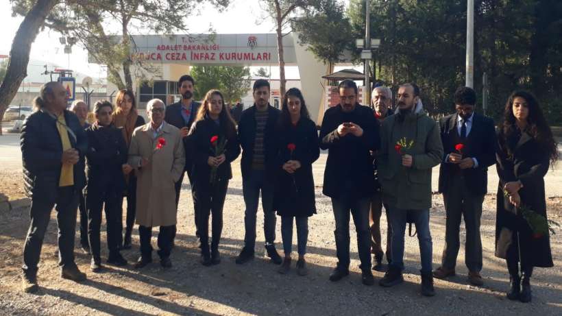 İzmir Kırıklar 1 Nolu F Tipi Hapishanesi önünde 19 Aralık katliamı protesto edildi.