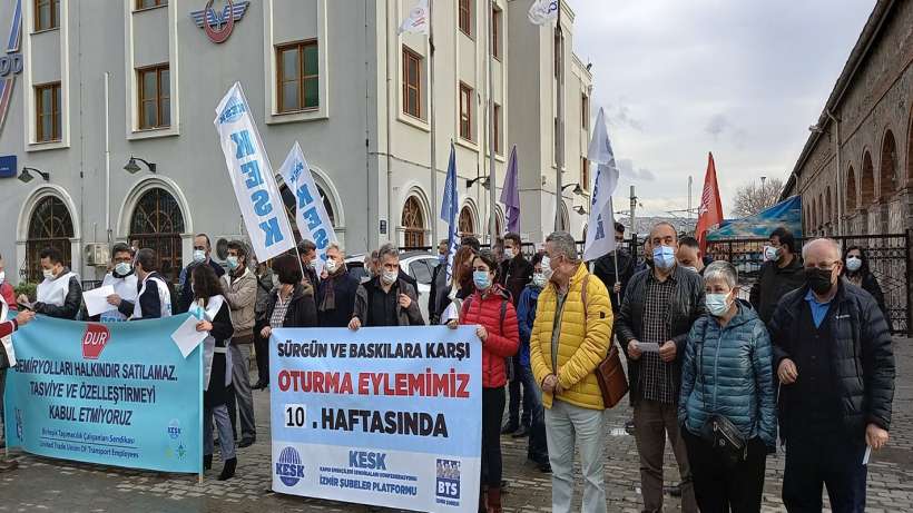 İzmirde KESK üyeleri maaş bodrolarını yaktı