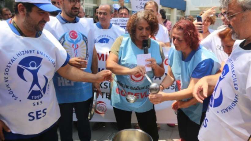 İzmirde sağlık emekçileri taş kaynattı: Açlık sınırındayız
