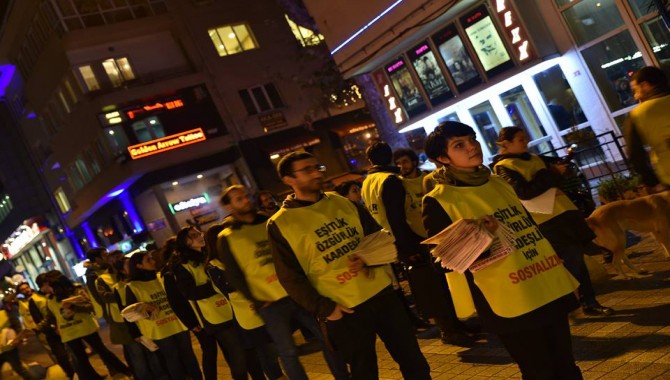 Kadıköy sokaklarında Ekim Devrimi'nin 100. yılını kutladılar