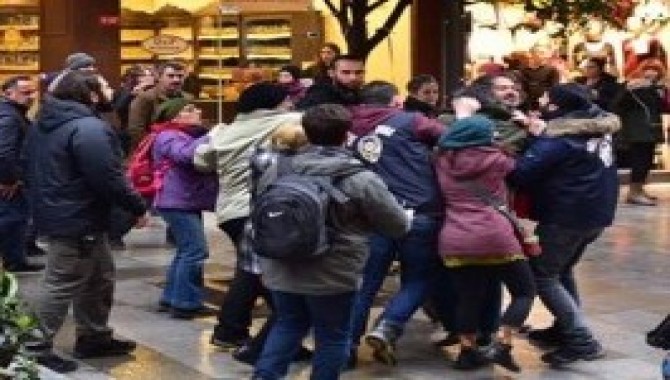 Kadıköy'de "Savaşa Hayır" diyen 11 kişi 2911'e muhalefetten tutuklandı