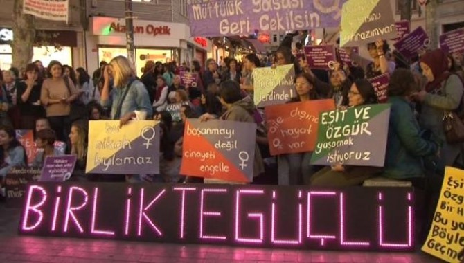 Kadınlardan Kadıköy'de müftülük yasa tasarısı için eylem