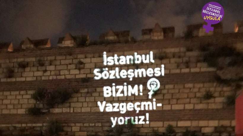 Kadınlardan surlara İstanbul Sözleşmesi bizim yazılaması