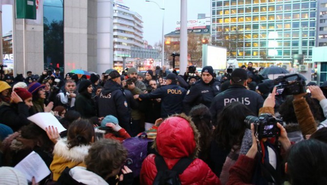 Kadınların danslı eylemine polis müdahalesi:9 gözaltı
