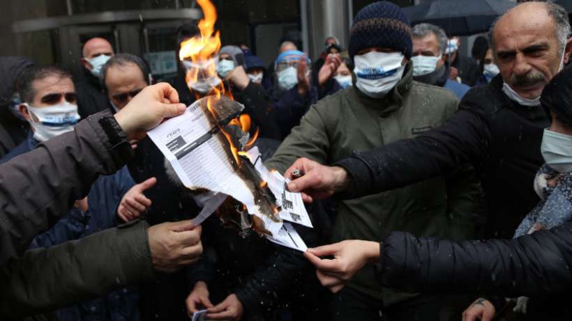 Kamu emekçileri yüzde 3lük zamma karşı bordrolarını yaktılar