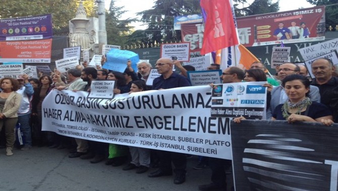 Kapatılan televizyon ve radyo kanalları için Galatasaray'da eylem