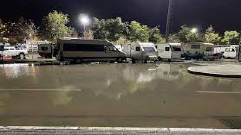 Kocaelide denizin taşması sonucu sahil otoparkı su altında kaldı