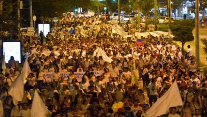 Kolombiya'da on binlerce kişi barış için yürüdü