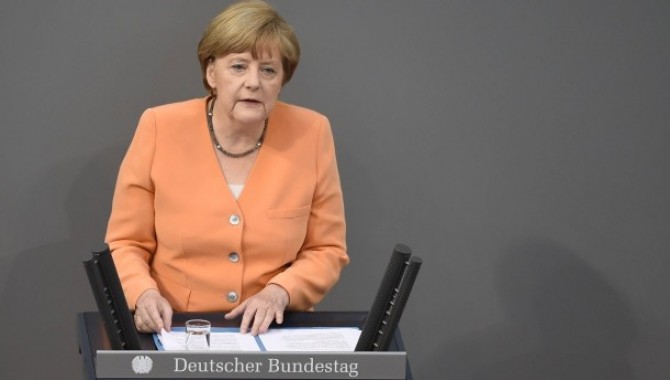 Merkel 'taciz'in faturasını tüm mültecilere kesiyor
